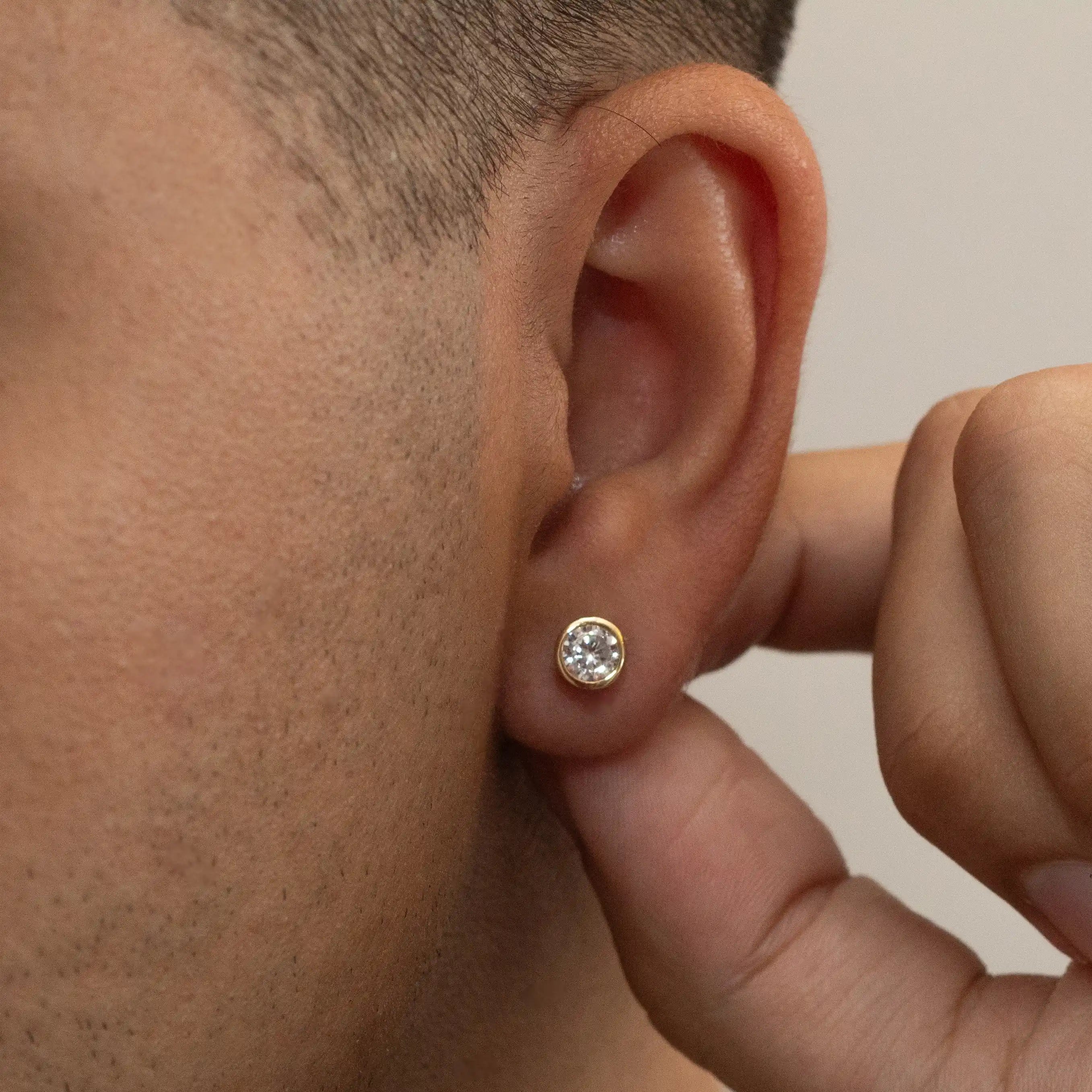 Brincos Round Bezel 6mm Banhado a Ouro 24k